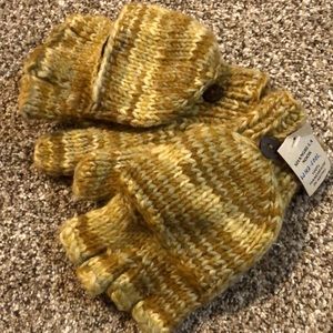 Shangri-la Nook mittens with lining.Still have the tags.Mittens are convertibles